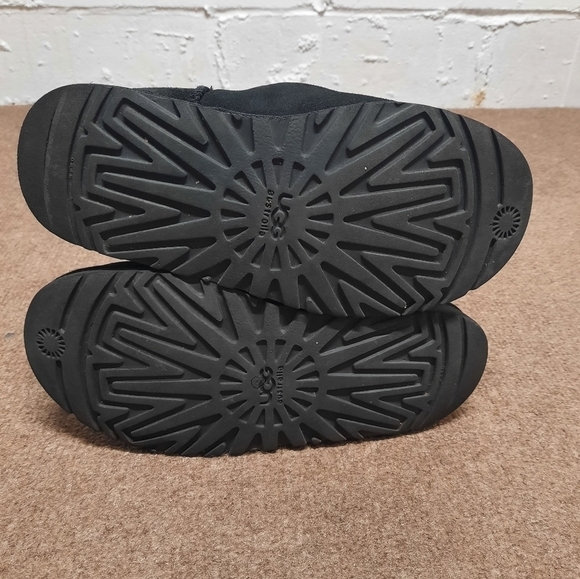 UGG Bailey Button Triplet Boots 1873 Black Size 5 - Picture 3 of 7